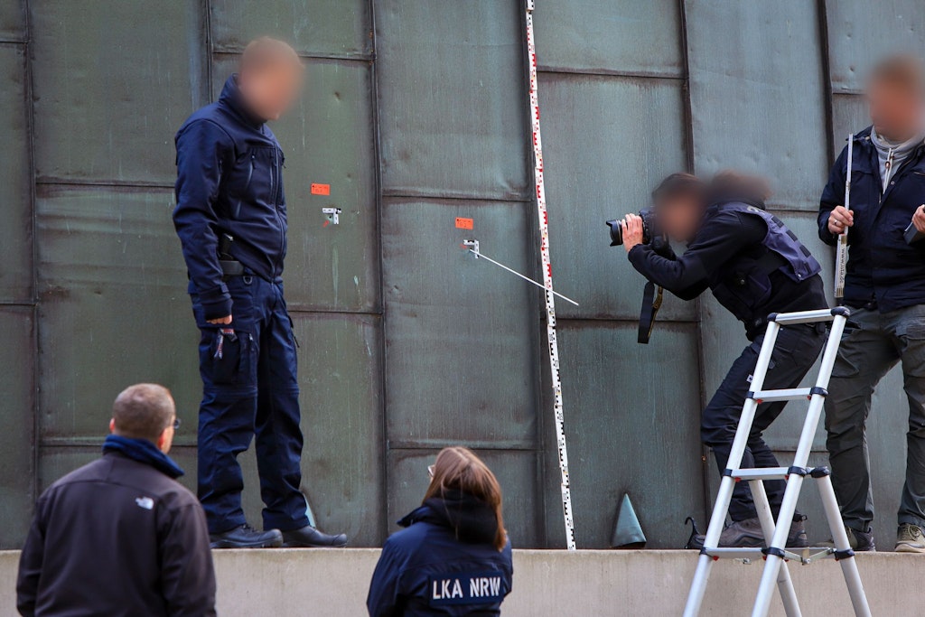 Vor zwei Wochen fielen Schüsse in der Nacht: Polizeibeamte sichern Spuren am Dach der neuen Synagoge in Essen.