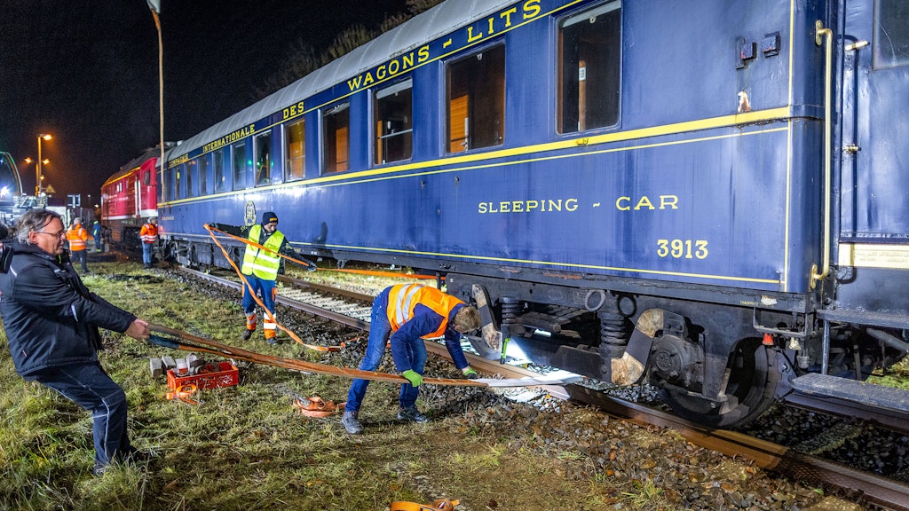 Der 80 Jahre alte Schlafwagen stand zuletzt im thüringischen Gera und soll nun in der Nähe der Ostseeküste für eine touristische Nutzung restauriert werden. 