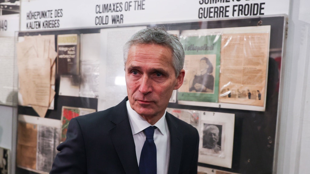 Jens Stoltenberg in der Ausstellung 