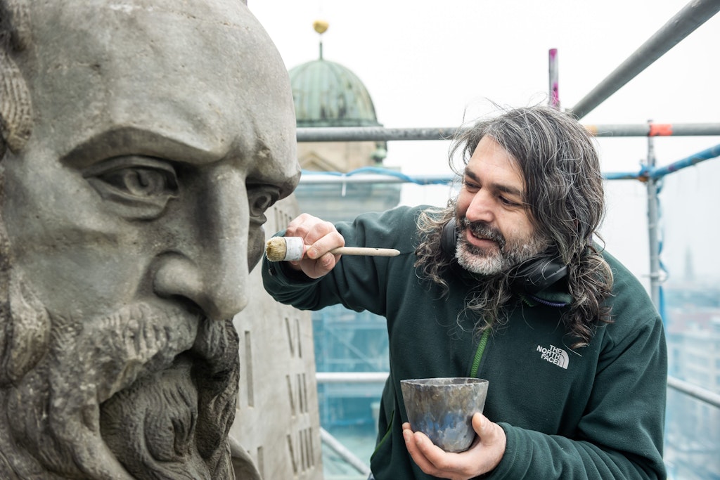 Nein, Moses wird nicht rasiert: Der Pinsel, den Restaurator Mikheili Nadirashvili schwingt, dient dem Auftragen eines Stein-Ersatzes.