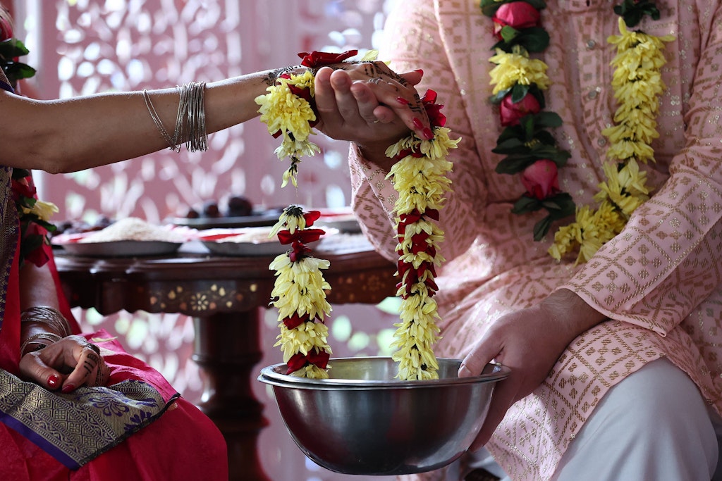 Ein indisches Paar besiegelt den Bund fürs Leben. Allerdings sind Küsse der Frischvermählten vor Gästen in Indien tabu.