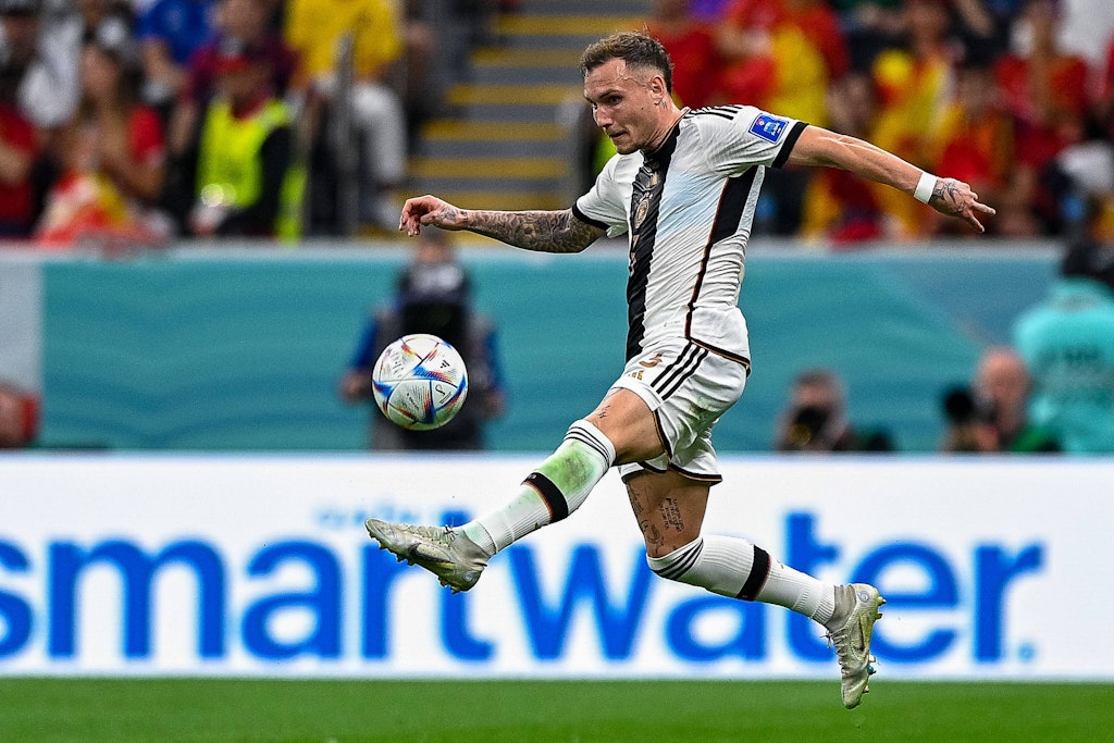 Deutschlands Linksverteidiger David Raum ist einer der schnellsten Spieler der WM. Der Profi von RB Leipzig wurde in Katar mit 35,5 km/h geblitzt. 