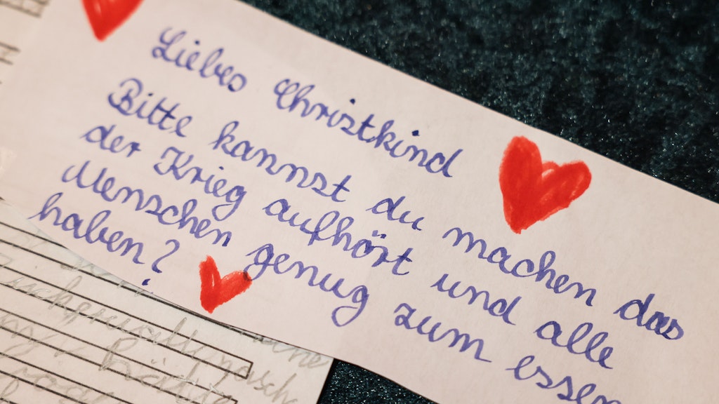 Ein Wunschzettel hängt in der Christkindpostfiliale der Deutschen Post. In diesem Jahr wünschen sich viele Kinder andere Dinge als Spielzeug.