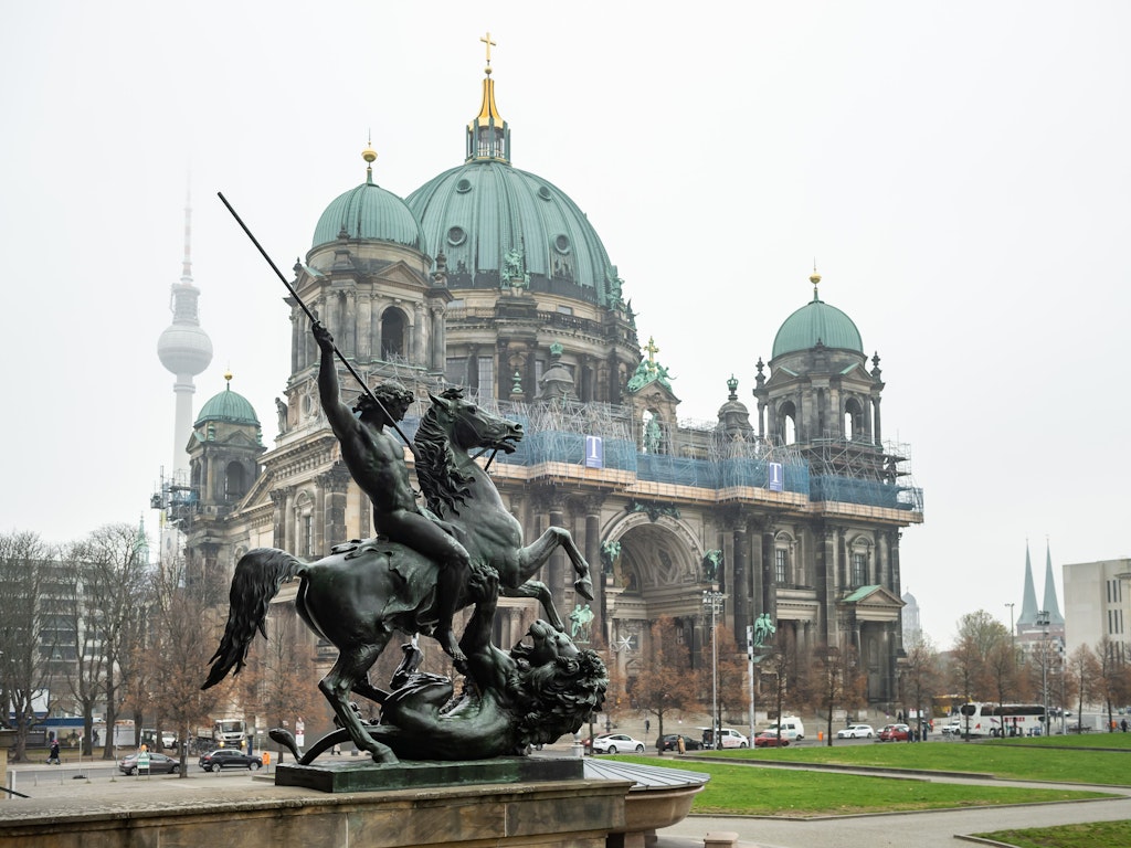 Der Berliner Dom vom Lustgarten aus gesehen. Auch dort wird die Fassade am Rand des Dachs saniert