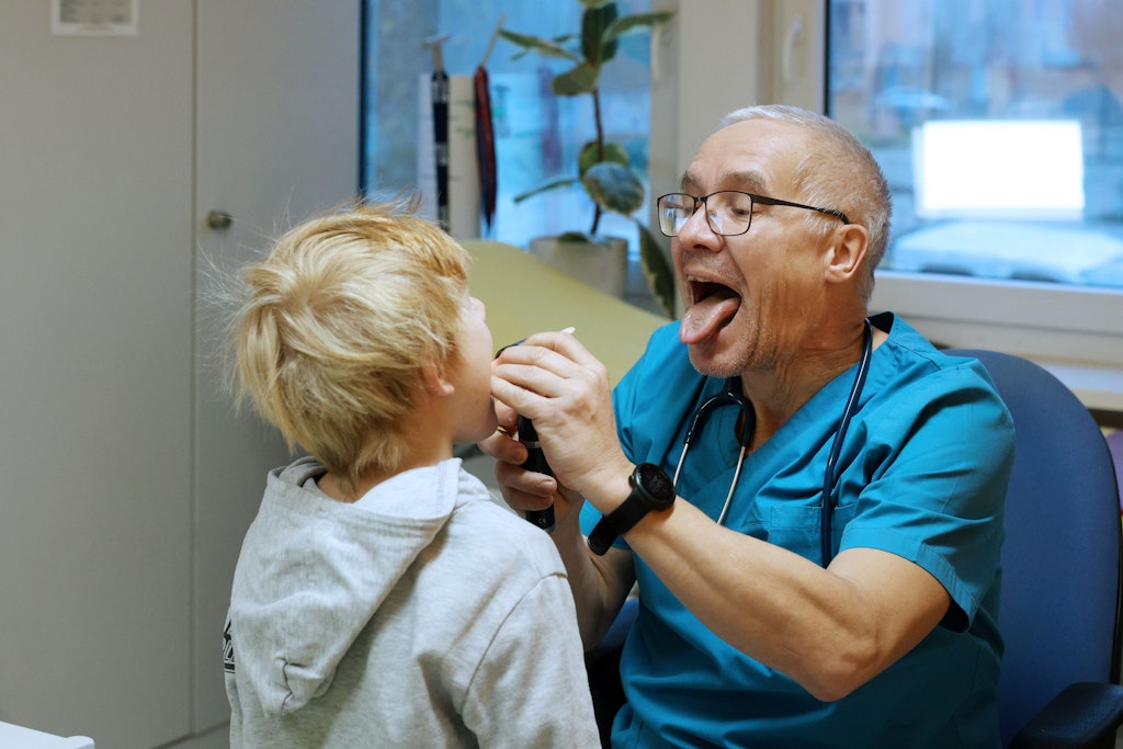 Mach mal Aahhh! Dr. Steffen Lüder blickt in den Hals eines kleinen Patienten und macht vor, was der tun soll.