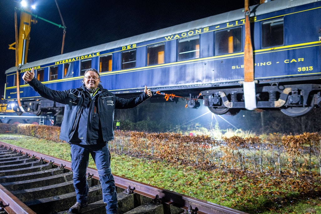 Holger Hempel, der stolze neue Eigentümer, steht beim Übersetzen des 1941 gebauten Schlafwagens aus dem legendären Orientexpress auf dem Museumsgleis neben dem historischem Bahnhof. 