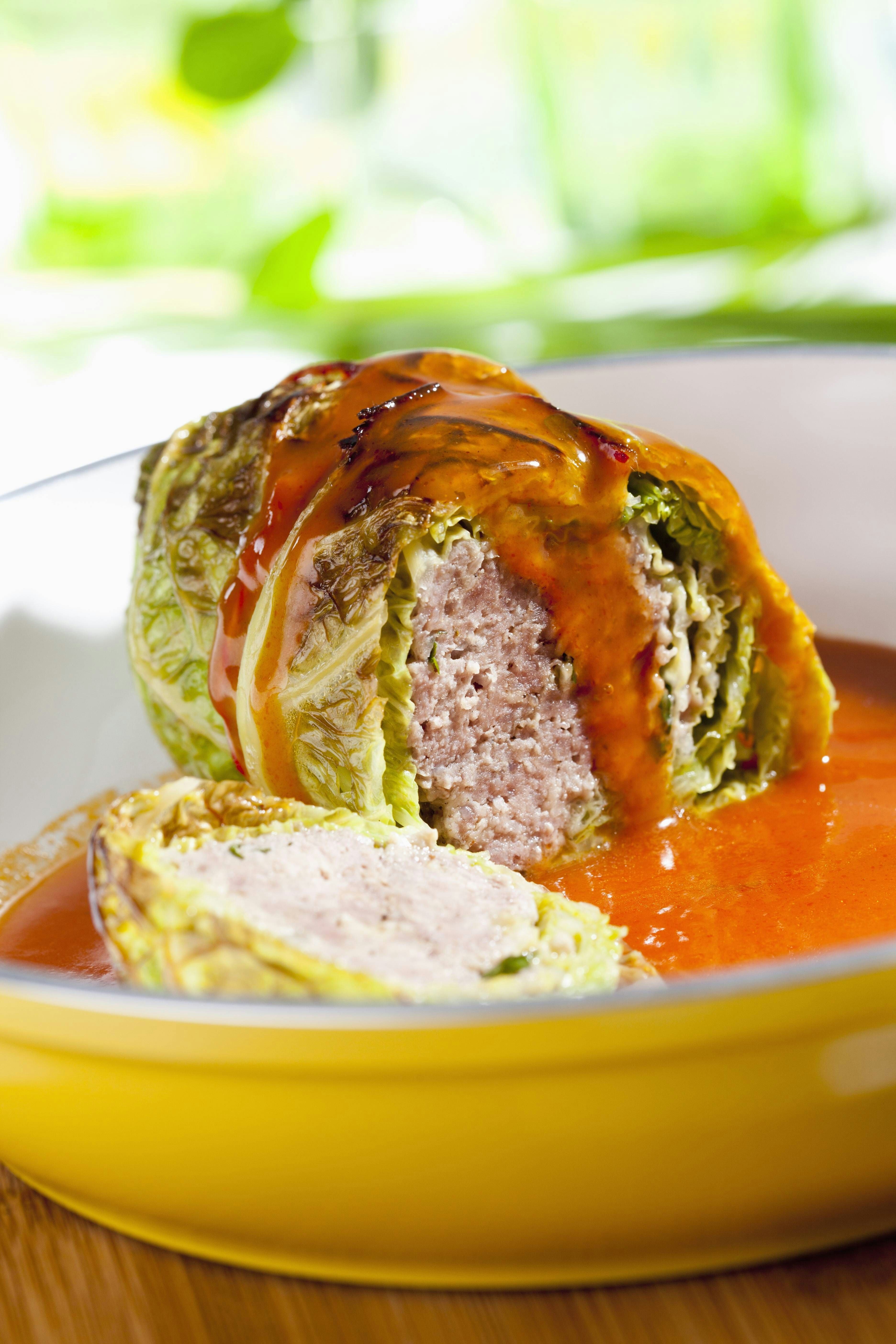 Nach Omas Rezept: Gefüllter Wirsing mit Hackfleisch und pikanter Soße ...