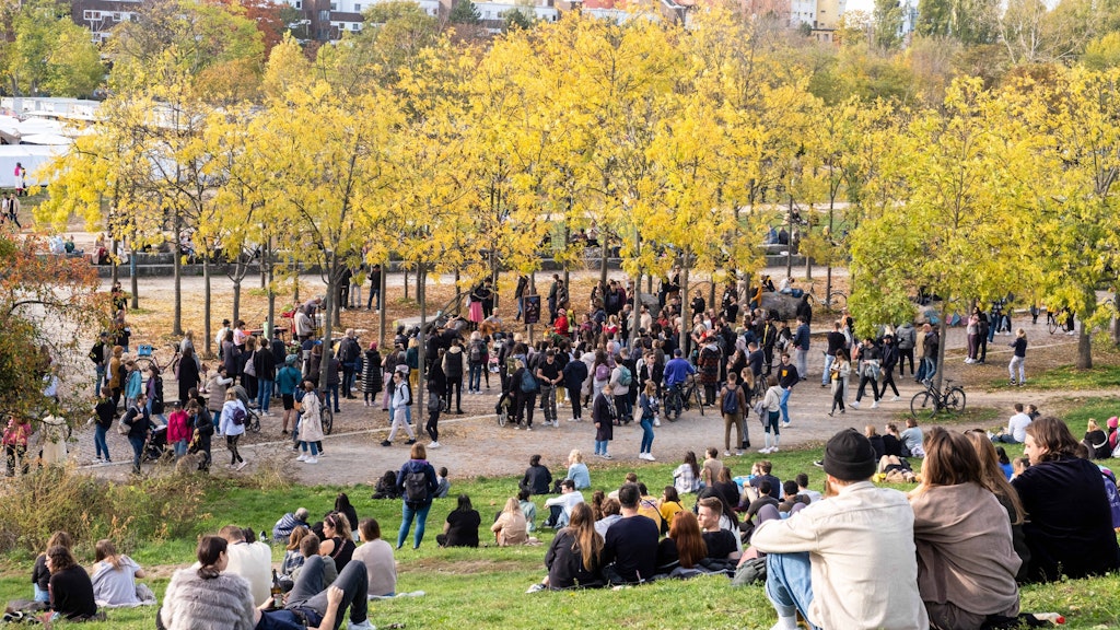 Viele Berliner und Touristen genießen im Berliner Mauerpark einen ungewöhnlich warmen Herbstag. Es wird gegrillt und Straßenkünstler treten an verschieden Orten im Park auf. 
