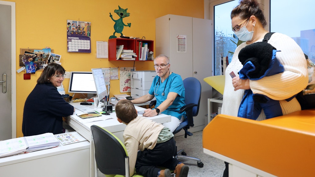 Noch ein kurzes Gespräch von Arzt und Patient, der unter den Augen der Mutter auf dem Stuhl herumturnt, Mitarbeiterin Esther Körner hat schon alles in den Rechner getippt, und sofort kommt das nächste kranke Kind.