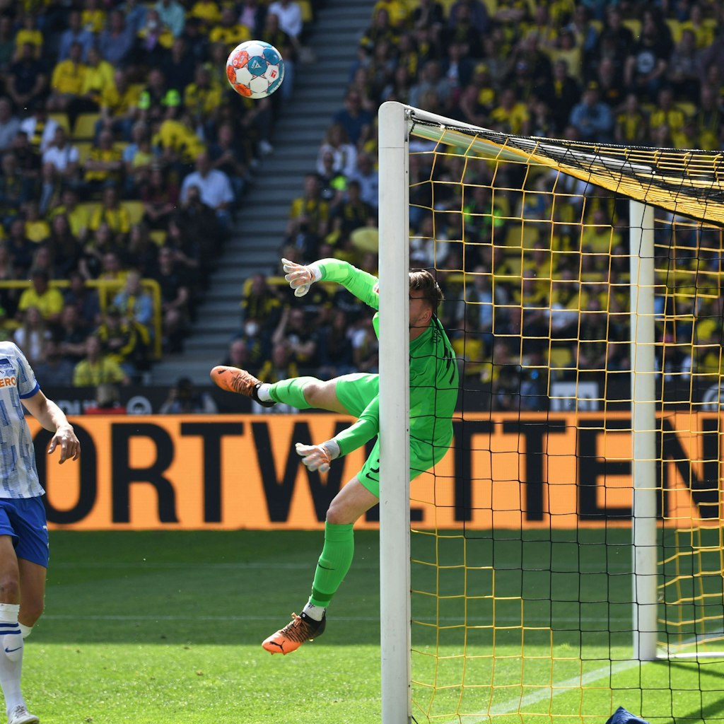 Im Mai krachte Ex-Hertha-Keeper Marcel Lotka im Spiel gegen Dortmund (1:2) bei einer Parade mit dem Kopf gegen den Pfosten.