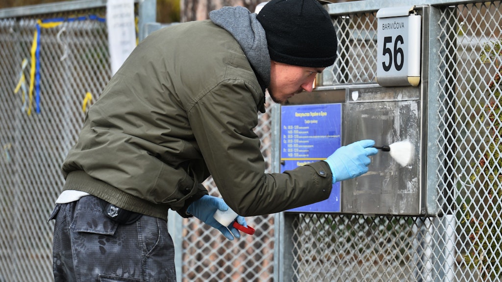 Ein Polizeitechniker nimmt Spuren von einem Briefkasten vor dem ukrainischen Konsulat in Brünn auf. Die Mitarbeiter wurden aus dem Gebäude evakuiert, da ein Päckchen mit blutigem Inhalt gekommen war. 