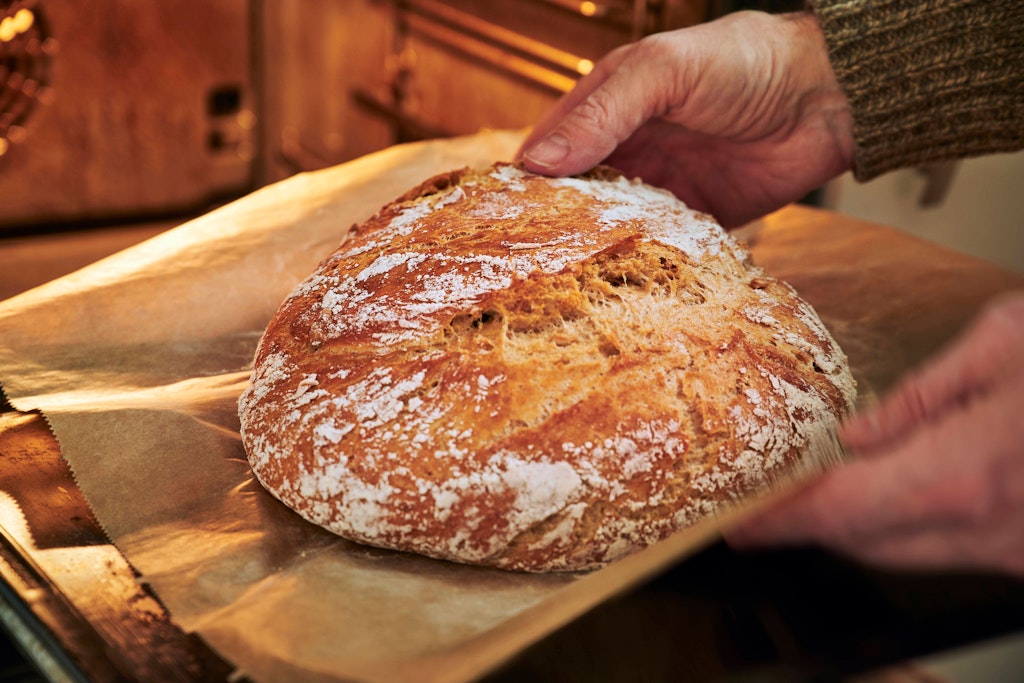 Mit dem passenden Rezept bäckt man leckeres Brot zu Hause ganz einfach selber – und das mit einer genialen Kruste.