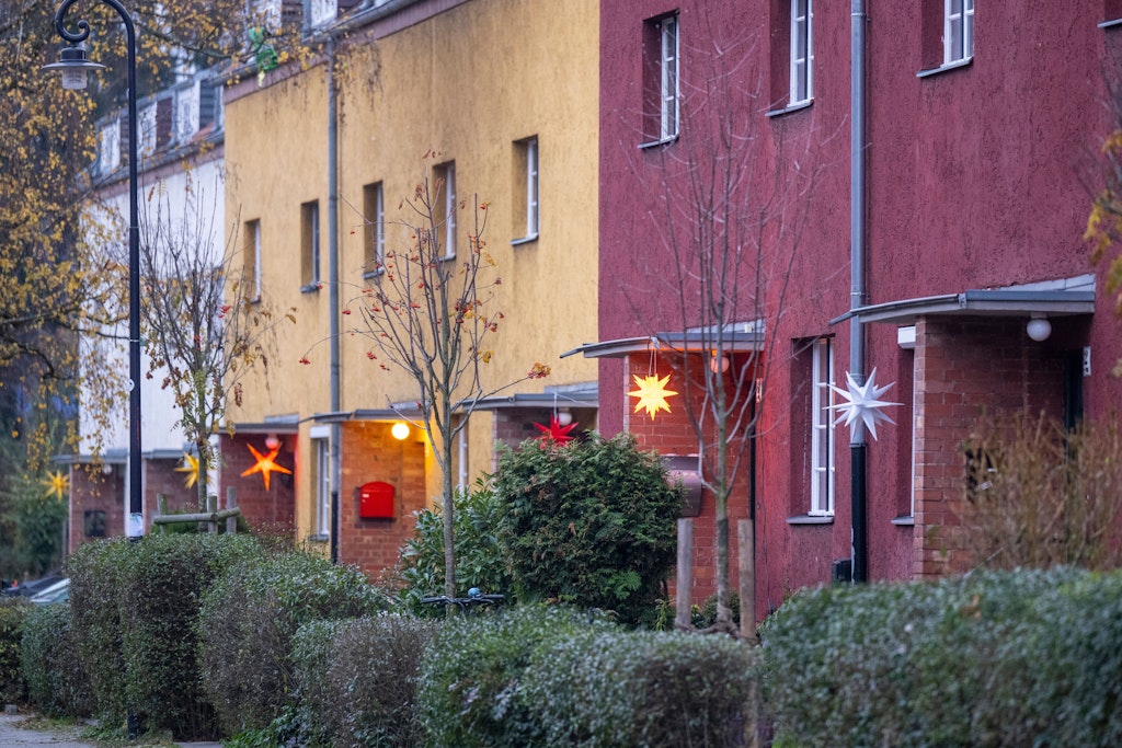 Blick auf die Reihenhäuser in der Jochen-Nüßler-Straße im Berlin-Britz. Ein 96 Jahre alter Mann soll hier am Donnerstag 1. Dezember 2022) seine gleichaltrige Ehefrau getötet haben und anschließend versucht haben, sich das Leben zu nehmen. 