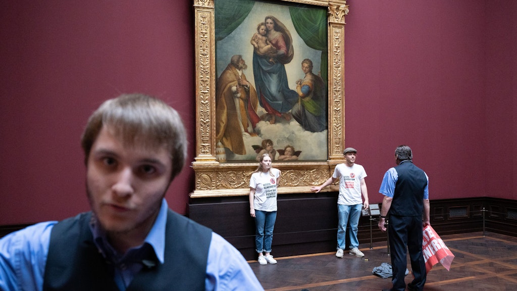 Im August hatten sich Umweltaktivisten in der Gemäldegalerie Alte Meister an dem Gemälde „Sixtinische Madonna“ von Raffael festgeklebt. 