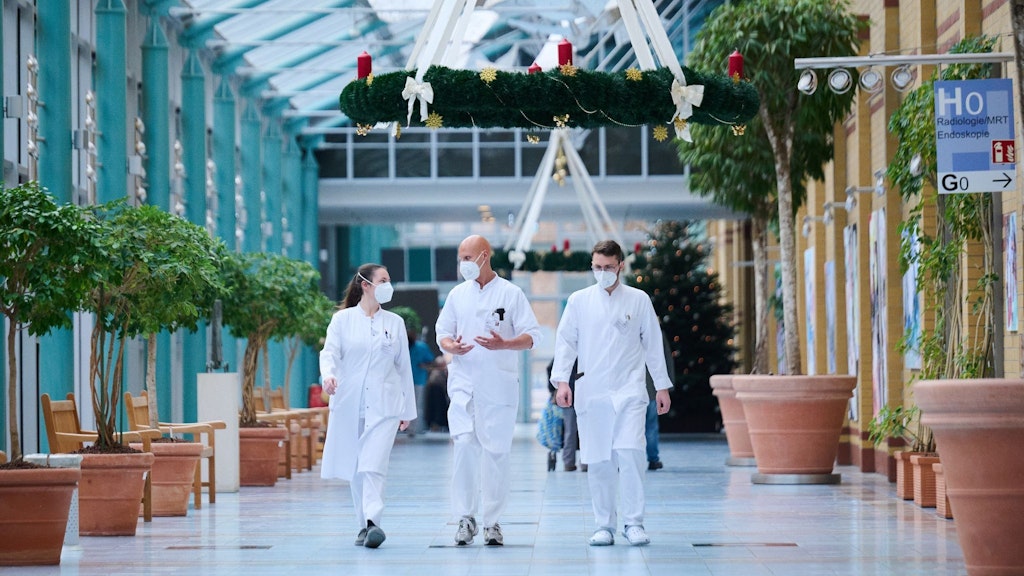 Aus der Ukraine nach Berlin gekommen: Die Rehabilitationärztin Julia Huk (l-r), Nikita Fishmann, Arzt in Weiterbildung, der für Patienten übersetzt, und Chirurg Olexander Jazkowyna.