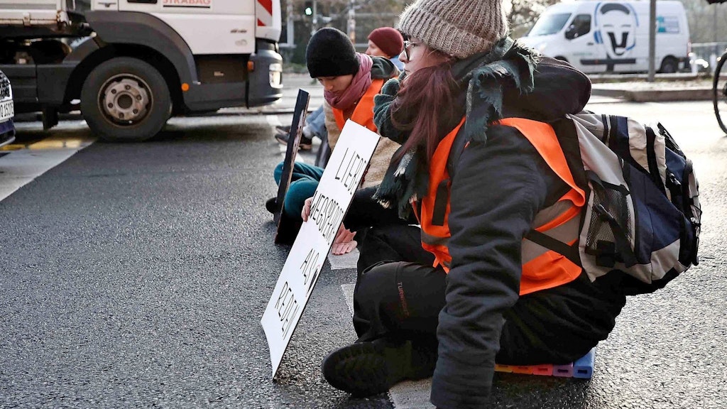 Aktivisten protestieren auf der Prenzlauer Allee in Berlin. 