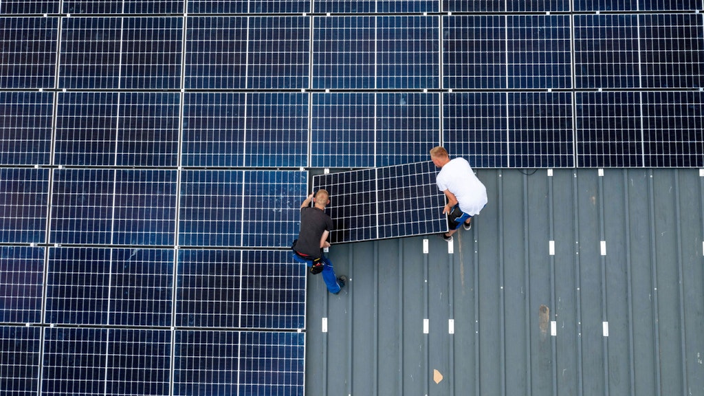 Montage von Solarmodulen auf das Dach einer Scheune. Um die Energiewende hinzukriegen, braucht es Menschen, die anpacken. 