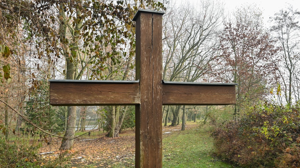 Deutsche Soldaten, die nach dem Ende des Zweiten Weltkrieges in die Heimat zurückkehrten und starben, sind hier beerdigt worden.