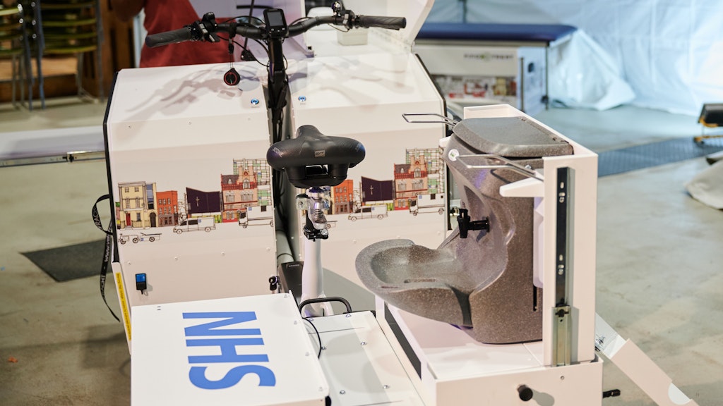Das erste "Krankenhaus auf einem Lastenfahrrad" wurde in Berlin vorgestellt. Das englische Gesundheitssystem NHS gab den Auftrag an Velofracht, eine deutschen Firma, die Lastträger konzipiert und fertigt. Mit ihm soll obdachlosen Menschen geholfen werden. 