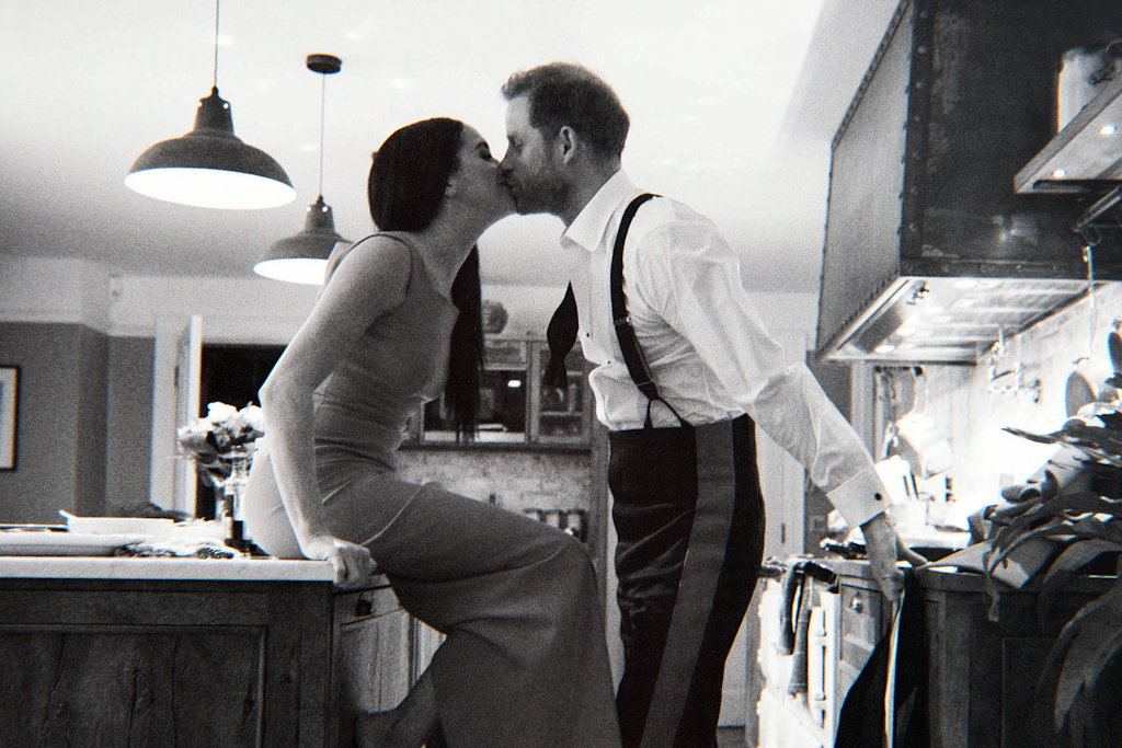 Harry und Meghan küssen sich. Es ist ein Standbild aus der Netflix-Doku über die beiden.