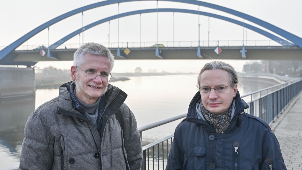  Thomas Wenzke (l), Frankfurter Kreisgeschäftsführer des Volksbundes und Konrad Tschäpe, Leiter der Frankfurter Gedenkstätte für Opfer politischer Gewaltherrschaft stehen am deutsch-polnischen Grenzfluss Oder. 