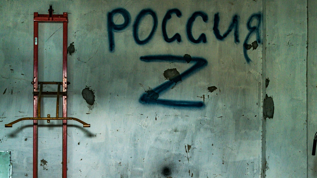 Russische Soldaten haben das Z-Zeichen an die Wand eins Raums in Cherson gezeichnet. 