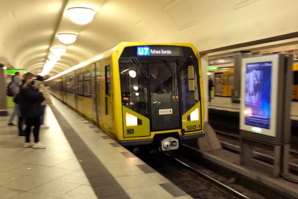 Die U7 hält am Mehringdamm. Hier liefen am Mittwochabend Jogger entlang.