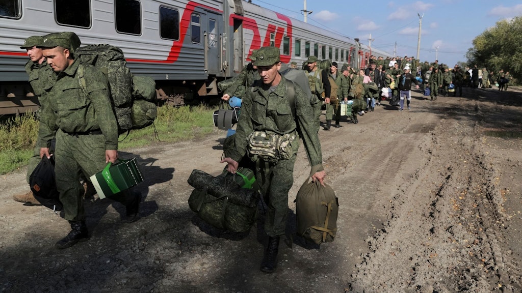 Mit Zügen schickt Russland neue Rekruten in den Krieg. 