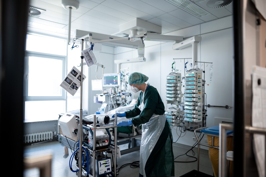 Eine Seniorin hat einer anderen Frau in einer Mannheimer Klinik das Sauerstoffgerät zweimal ausgeknipst. Die musste wiederbelebt werden. (Symbolbild)
