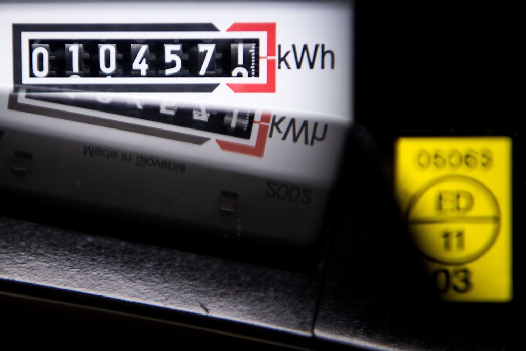 Ein Stromzähler zeigt in einem Mietshaus die verbrauchten Kilowattstunden an. Die Preise sollen drastisch steigen.