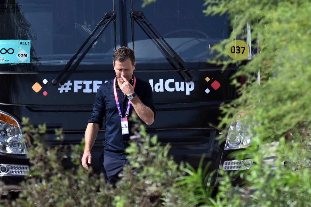 Nationalmannschaftsdirektor Oliver Bierhoff vor dem DFB-Bus in Katar. Vorzeitige Abreise vom Turnier - zum dritten Mal in Folge.