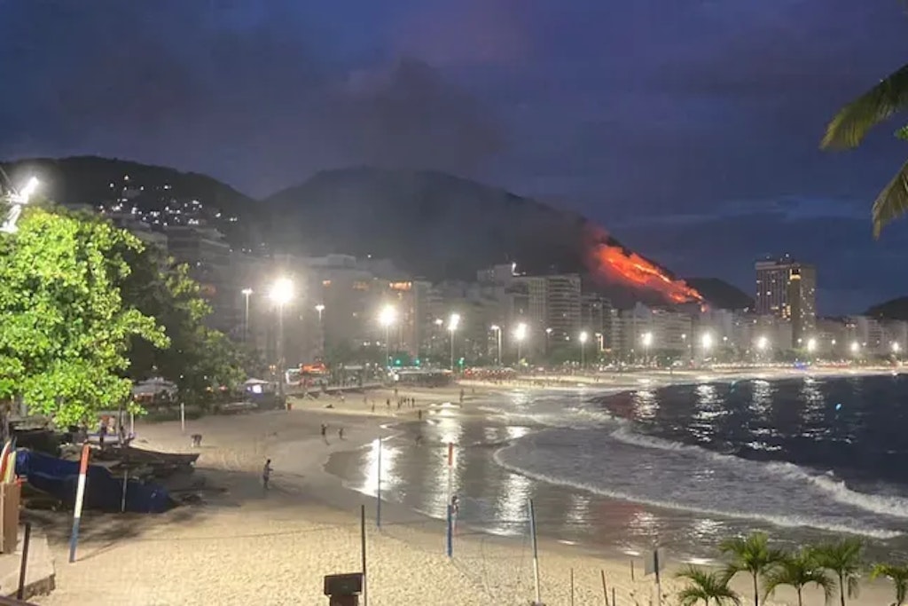 Von der Copacabana aus ist der Brand auf dem Hügel gut zu sehen.