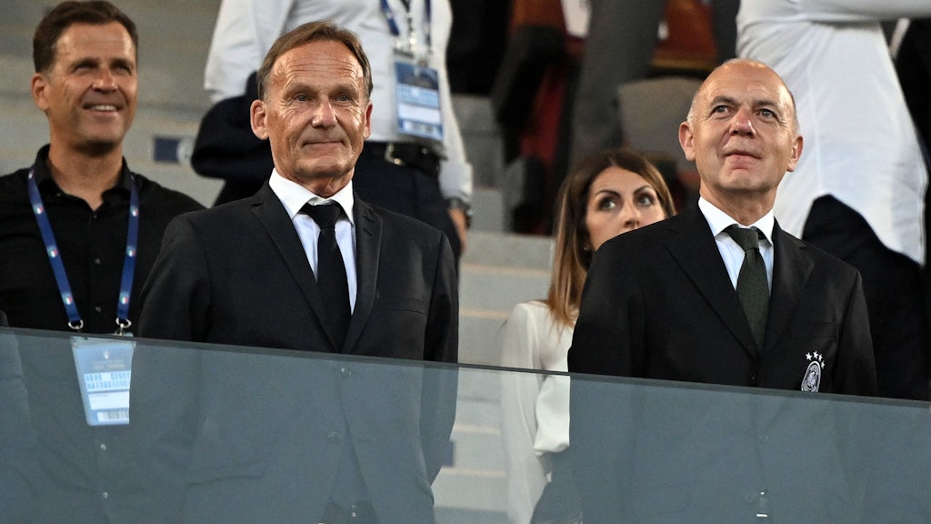 DFB-Boss Bernd Neuendorf (r.) und Vize Hans-Joachim Watzke (M.) entscheiden darüber, on Bierhoff (l.) bleibt. 