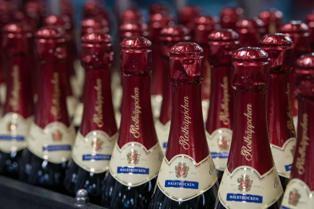 Der Rotkäppchen-Sekt ist nicht nur im Osten beliebt. Zwischen 50 Cent einem Euro teurer soll die Flasche nun teurer werden.