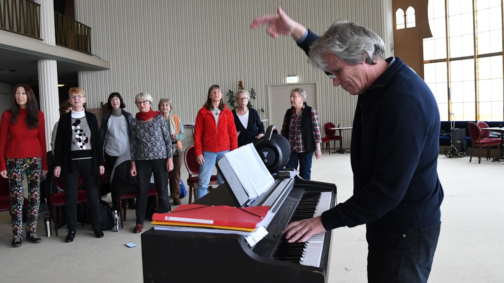  Chorleiter Wolfgang Thierfeldt dirigiert und übt die Songs am Klavier