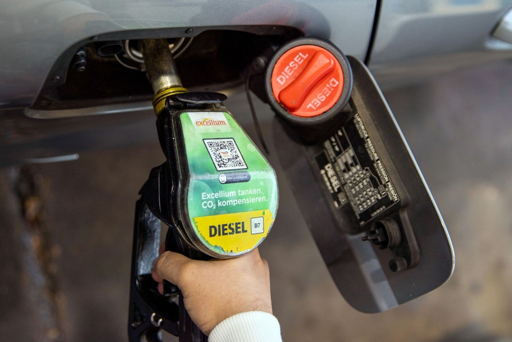 520 Liter Diesel in einen Lieferwagen-Tank? Das geht nur, wenn der Tank ein Loch hat oder der Sprit zwecks Diebstahl heimlich in Kanister gefüllt wird.