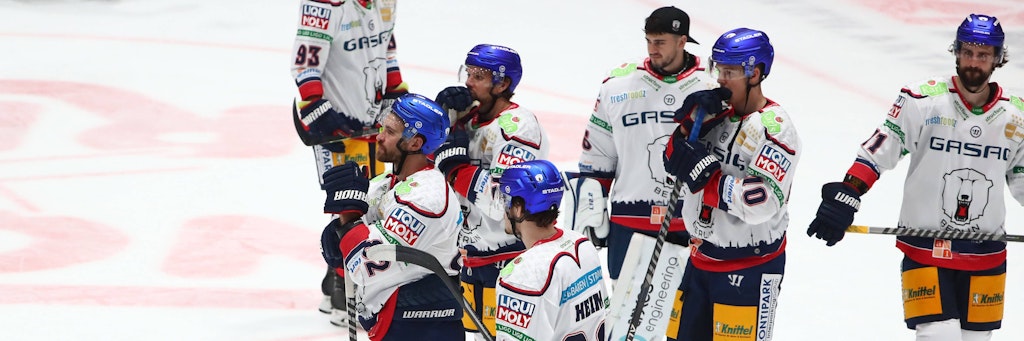 Direkt nach dem K.o. in der Verlängerung bei den Löwen Frankfurt sind die Eisbären-Profis wie paralysiert.