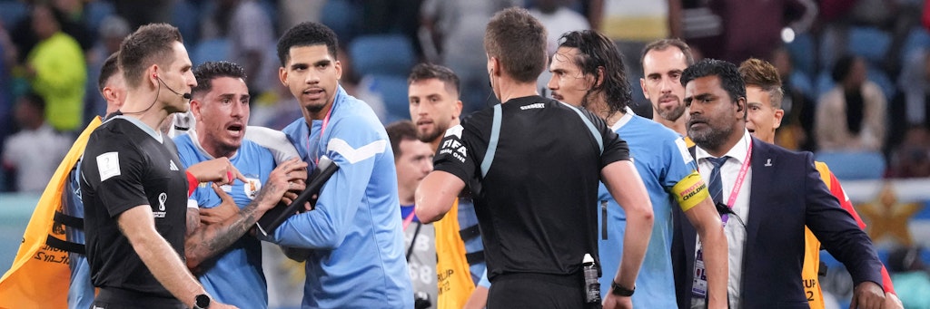 Uruguays Spieler attackieren den Berliner Schiedsrichter Daniel Siebert nach dem Spiel gegen Ghana. Die Tumulte scheinen nun Konsequenzen zu haben – für Siebert.