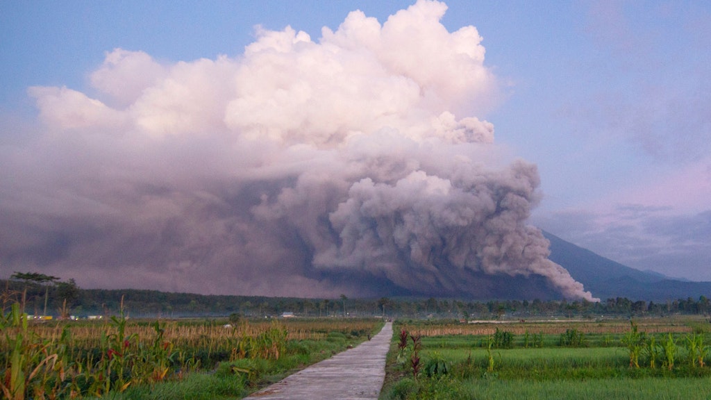 Der Vulkan Semeru hat eine riesige Aschewolke ausgespien.