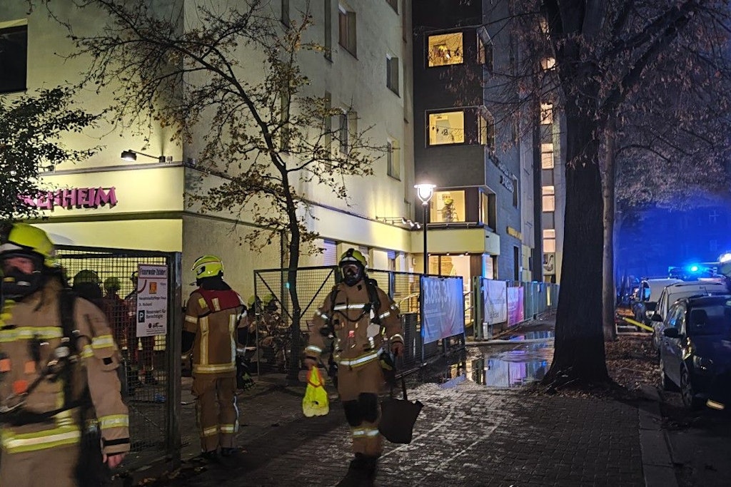 Die Feuerwehr ist an einem Seniorenheim in Neukölln im Einsatz.