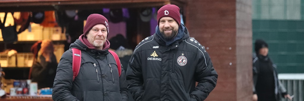 BFC-Trainer Heiner Backhaus auf dem Weihnachtsmarkt im Sportforum beim Gespräch mit einem Fan.