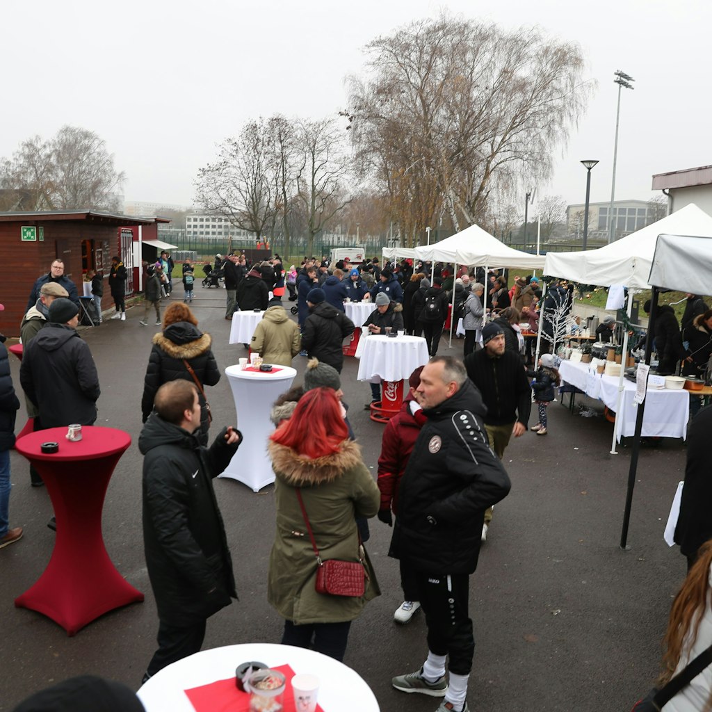 Der Weihnachtsmarkt des BFC im Sportforum lockte viele Dynamo-Fans am Sonntag an.
