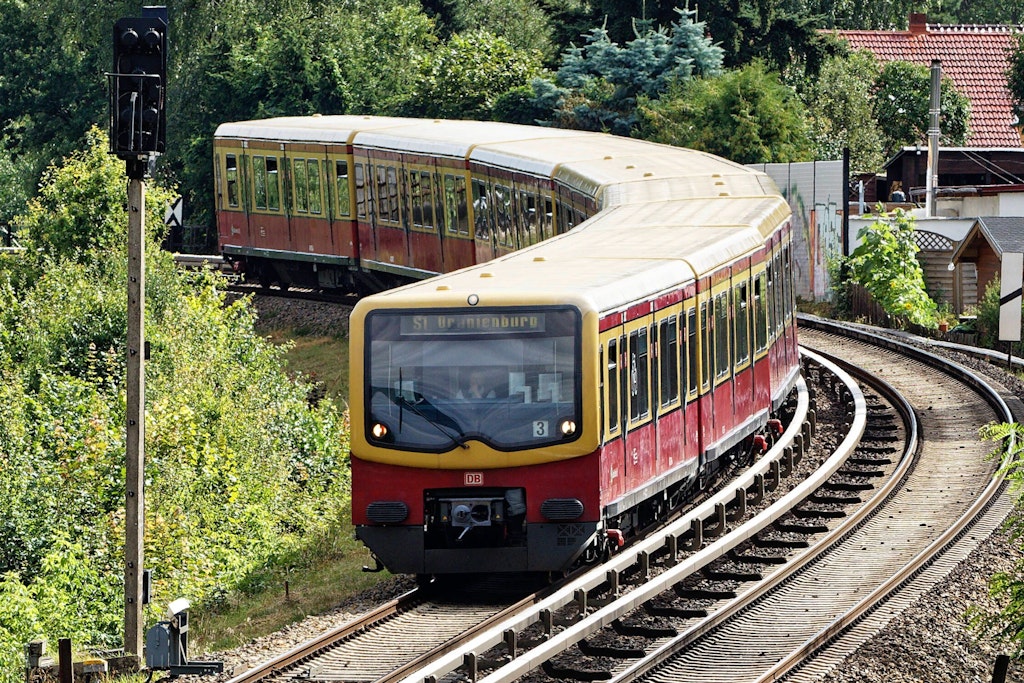 Eine S-Bahn der Linie S1: Auf dieser Strecke kommt es bis kurz vor Weihnachten zu Zugausfällen.