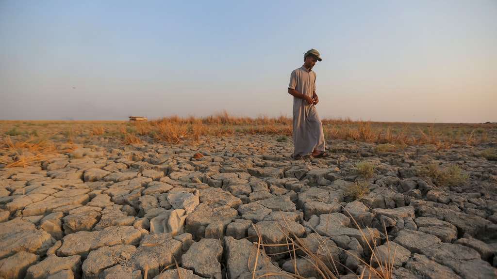 Das war mal Sumpf: Ein Fischer geht über die ausgetrocknete Landschaft im Süden des Irak.