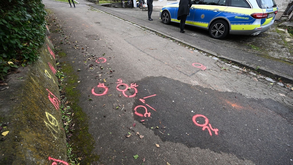 Markierungen der Spurensicherung der Polizei sind am Tatort auf einem Weg angebracht. Foto: 