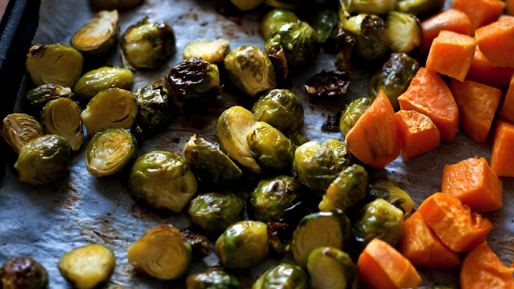 Rosenkohl und Süßkartoffeln passen perfekt zusammen.