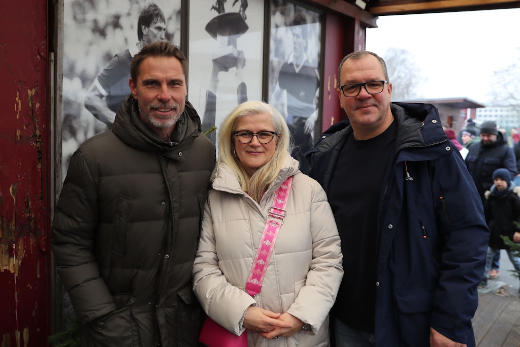 Torwart-Trainer Marco Sejna (l.) mit Teammanager Jörn Lenz und dessen Frau Sabrina.