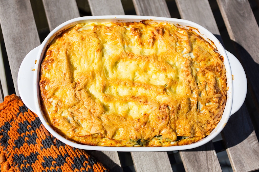Ein leckerer Auflauf mit Rosenkohl und Süßkartoffeln unter einer cremigen Käseschicht.
