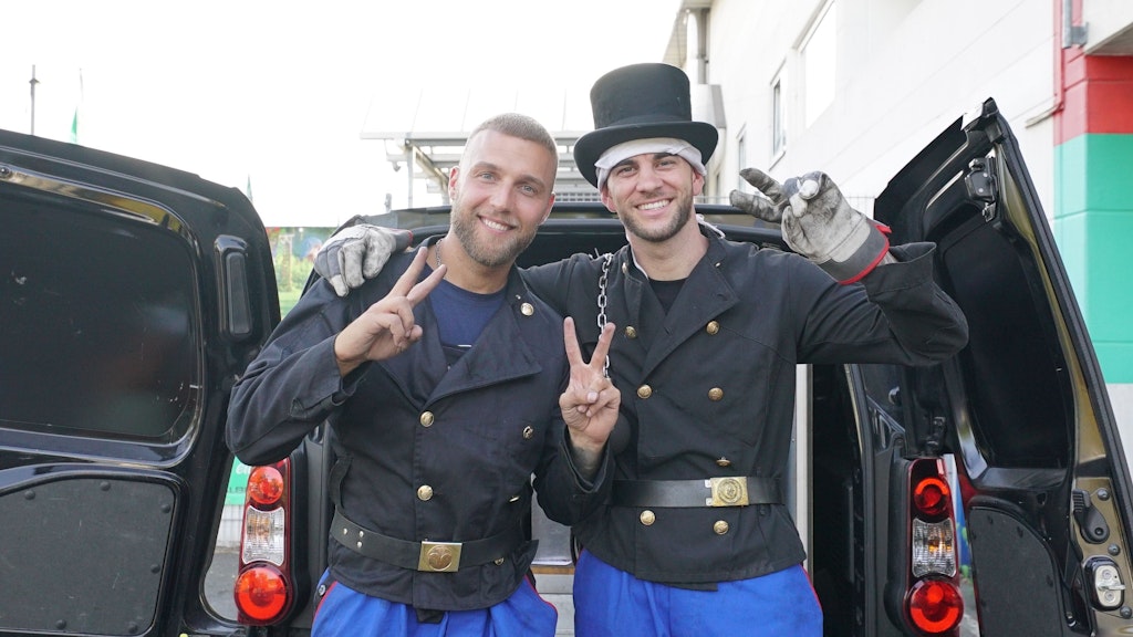 Serkan Yavuz und Filip Pavlovic als Schornsteinfeger.