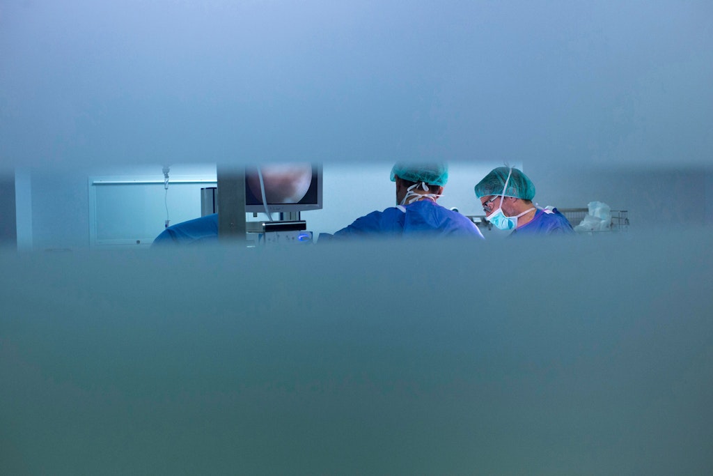 Wegen der dramatischen Pflegesituation an Klinderkliniken sollen planbare OPs verschoben werden.